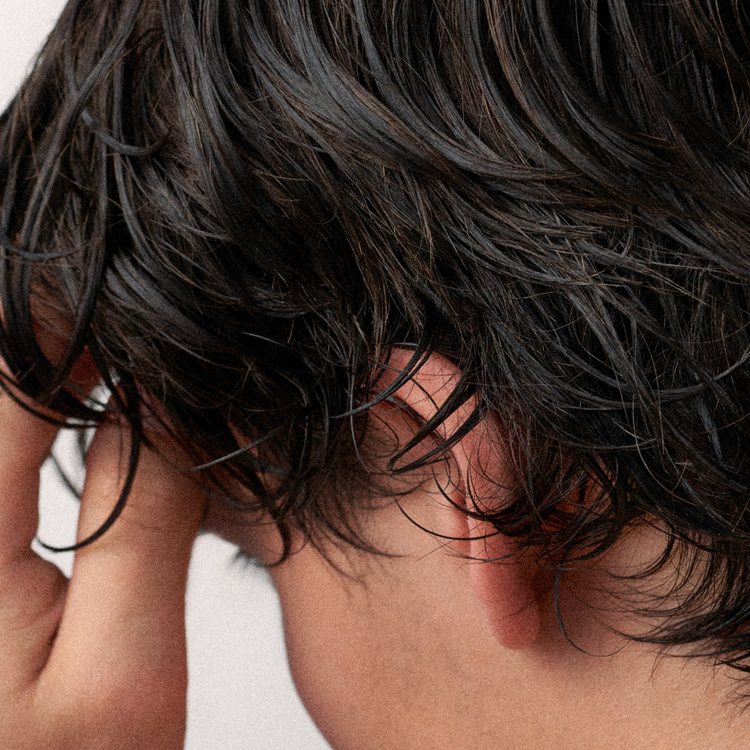 Dandruff or Dry Scalp: How to Tell The Difference
